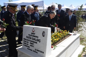 15 Temmuz şehidi polis Fatih Dalgıç, mezarı başında anıldı(Galeri)