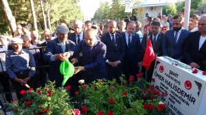 15 Temmuz’un yıl dönümünde Ömer Halisdemir’in kabrine ziyaretçi akını (2)(Galeri)
