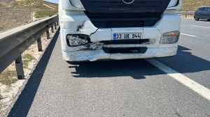 2 saat önce aldığı otomobiline emniyet şeridinde kamyon çarptı(Galeri)