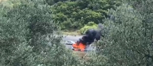 5 kişilik aile, alevler içinde kalan otomobilden son anda kurtuldu(Galeri)
