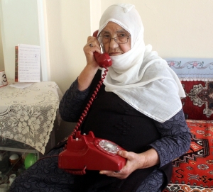 90 yaşında, 44 yıl önce aldığı ahizeli telefonla iletişim kuruyor(Galeri)