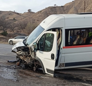 Amasya'da öğrenci servisi ile otomobil çarpıştı: 5'i öğrenci 6 yaralı(Galeri)