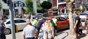 Amasya'da yol ortasında bozulan aracı trafik polisleri itti(Galeri)