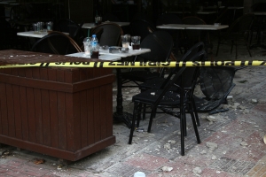 Apartmandan kopan beton parçaları kafede oturanların üzerine düştü: 2 yaralı (Galeri)