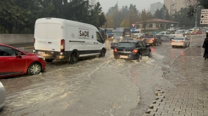 Ataşehir'de yol göle döndü: taksi mahsur kaldı(Galeri)