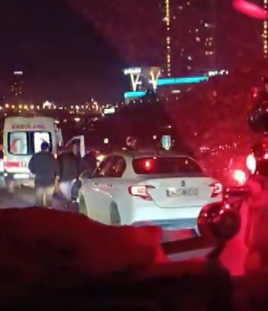 Bağcılar TEM Otoyolu'nda yolun karşısına geçmeye çalışan kadına otomobil çarptı(Galeri)