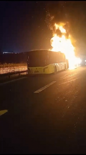 Bahçelievler Basın Ekspres Yolu'nda İETT otobüsü alev alev yandı // EK FOTOĞRAFLAR(Galeri)