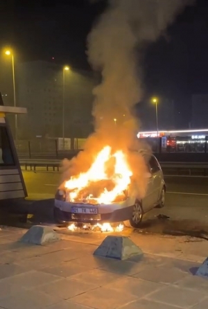 Bahçelievler'de, park halindeki otomobil alev aldı; içinde uyuyan sürücü son anda kurtuldu(Galeri)