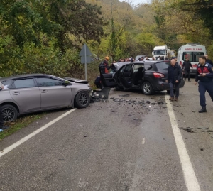 Bartın’da iki otomobil çarpıştı: 1 ölü, 5 yaralı(Galeri)