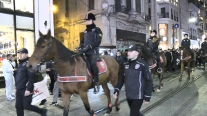 Beyoğlu'nda atlı polislerle yılbaşı denetimi(Galeri)