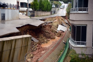 Bursa'da çöken yol, yağıştan sonra yeniden yapılacak(Galeri)