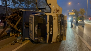 Bursa'da palet yüklü kamyonet devrildi(Galeri)