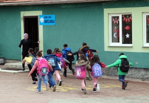 Depremde ailesini kaybeden Gamze öğretmen, acısını öğrencileriyle dindirmeye çalışıyor(Galeri)