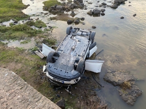 Diyarbakır’da dere yatağına devrilen otomobilin sürücüsü yaralandı(Galeri)