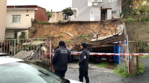 Ek fotoğraflar // Sarıyer'de istinat duvarı çöktü; 4 araç hasar gördü (Galeri)