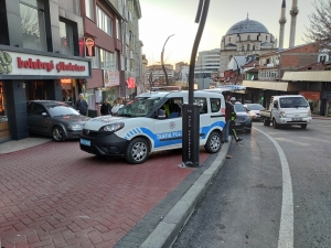 El freni çekilmeyen otomobil çikolata dükkanına girdi; o anlar kamerada(Galeri)