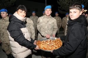 Erzincan’da gençlerden güvenlik güçlerine tatlı ikramı(Galeri)