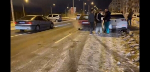 Erzurum’da buz pistine dönen yolda zincirleme kaza(Galeri)