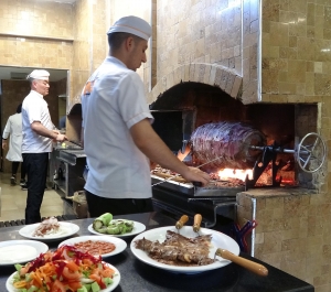 Erzurum'un vazgeçilmez yemeği cağ kebabı, 'dünya lezzetleri' listesinde ilk 20'de(Galeri)