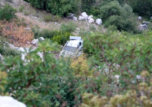 Eşiyle tartışıp, boş otomobili uçuruma itti(Galeri)