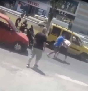Eski güreşçi, 'yol verme' kavgasında sürücüyü bel kündesiyle hastanelik etti (Galeri)