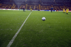 Galatasaray-Manchester United maçı önce zemin yoğun yağmur nedeniyle inceleniyor(Galeri)