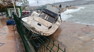 Gemlik’te sağanak ve fırtına; tekneler karaya vurdu(Galeri)