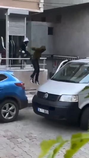  Güngören'de pantolon hırsızları kendilerine tepki gösterenlere kilit fırlattı(Galeri)