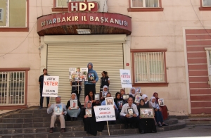 HDP nöbetindeki baba: Evlat acısı olmasa 40 derece sıcaklıkta kimse bekleyebilir mi?(Galeri)