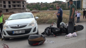İki otomobile çarpan motosikletteki kurye öldü(Galeri)