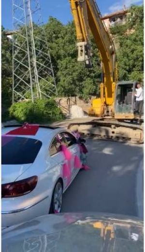 İş makinesiyle düğün konvoyunun önünü kesip bahşiş aldı(Galeri)