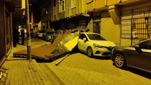 İstanbul'da fırtına ve sağanak etkili oluyor; Kağıthane'de çatı uçtu(Galeri)