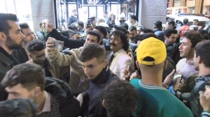 İstiklal Caddesi'nde yeni yıl coşkusu; Müslüm Gürses'in benzeri ile fotoğraf çektirdiler(Galeri)