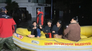  İzmir'de deniz taştı, deniz suları kaldırımla birleşti // EK FOTOĞRAFLAR(Galeri)