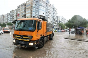 İzmir'de sağanak; cadde ve sokaklar göle döndü (3)(Galeri)