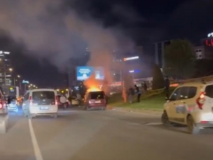 Kadıköy'de seyir halindeki hafif ticari araç alev alev yandı (Galeri)