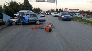 Karşı şeride geçip hafif ticari araçla çarpışan otomobildeki karı- koca öldü; 1 ağır yaralı(Galeri)