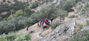 Kayalıktan düştü, AFAD ekiplerince yaralı olarak kurtarıldı(Galeri)