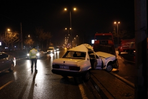 Kayseri'de otomobil aydınlatma direğine çarptı: 4 yaralı(Galeri)