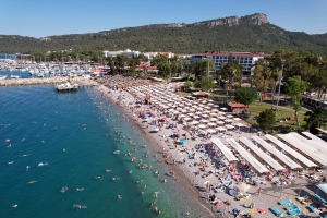 Kemer, bayramda nüfusunun 4 katını ağırladı(Galeri)