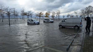 Kocaeli'de 4 katlı binanın çatısı, yan binanın üzerine uçtu (3)(Galeri)