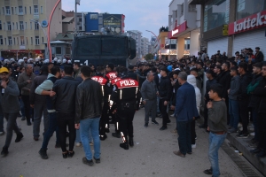 Kur'an-ı Kerim'i yırtarak küfretti; linçten polis kurtardı(Galeri)