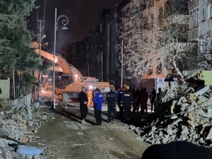 Malatya'da 5.6 büyüklüğünde deprem; hasarlı bazı binalar yıkıldı (9)(Galeri)
