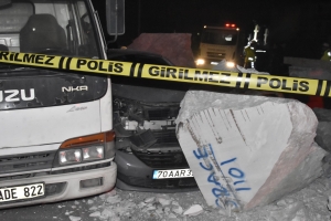 Mermer yüklü TIR, ışıkta bekleyen araçlara çarpıp devrildi: 5 yaralı (Galeri)