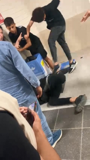 Metro istasyonunda kadınların fotoğrafını çektiği iddiasıyla darbedildi(Galeri)