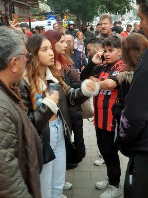 Metro istasyonunda yürüyen merdiven ters yönde hareket etti, düşen 5 kişi yaralandı(Galeri)