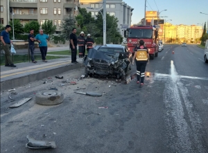 Minibüse çarpan otomobilin sürücüsü öldü(Galeri)