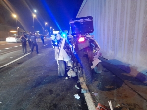 Motosiklet, güvenlik şeridindeki otomobile çarparak ok gibi saplandı, 3'ü ağır 5 yaralı(Galeri)