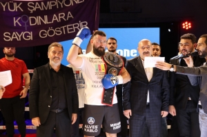 Muhammed Dursun, ağır siklet kick boks ünvan maçında rakibi ringe çıkmadan kemerin sahibi oldu(Galeri)