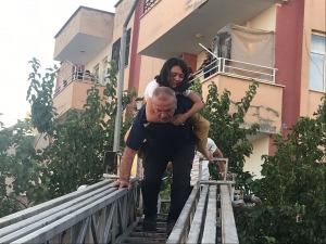 Nusaybin'de bodrum katta yangın çıktı; 5 kişi dumandan etkilendi(Galeri)